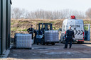 De politie ruimt chemicaliën op uit het drugslab bij een boer in Lepelstraat, april 2020.