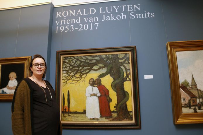 Conservator Nathalie Ceunen bij het werk 'De Judaskus'.
