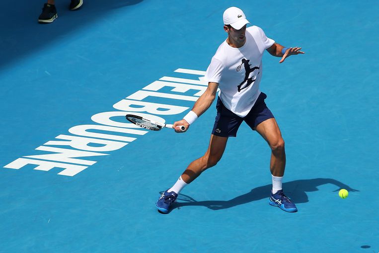 Titelverdediger Novak Djokovic dinsdag tijdens een training in de Rod Laver Arena, het belangrijkste tennisstadion van de Australian Open. Beeld Kelly Defina / AP