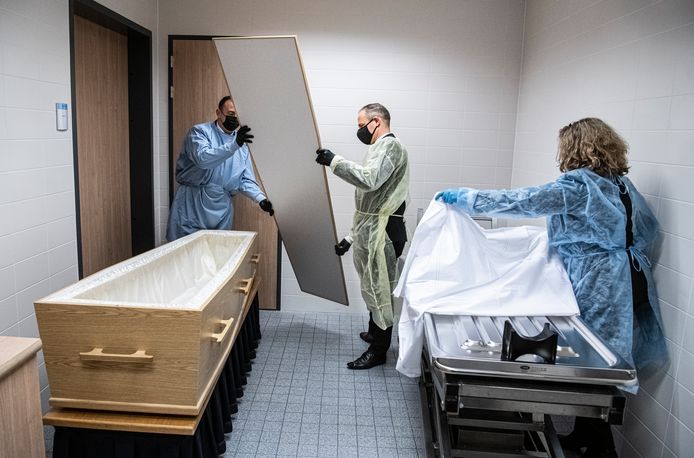 ,,Ik verzorg de overledene zoals ik zou willen dat ze het met mij zouden doen, maar je moet wel afstand bewaren. Anders houd je het niet vol”