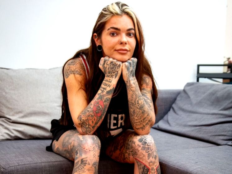 Sarah (29) is vooroordelen over haar tatoeages beu: "In winkel word ik gevolgd en als actrice moet ik altijd gevangenen spelen"