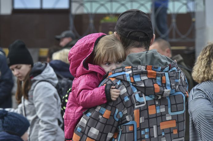 Lokale burgers geëvacueerd uit Cherson komen aan in een treinstation in Dzhakoi, op de Krim. De Krim werd in 2014 door Moskou geannexeerd. 