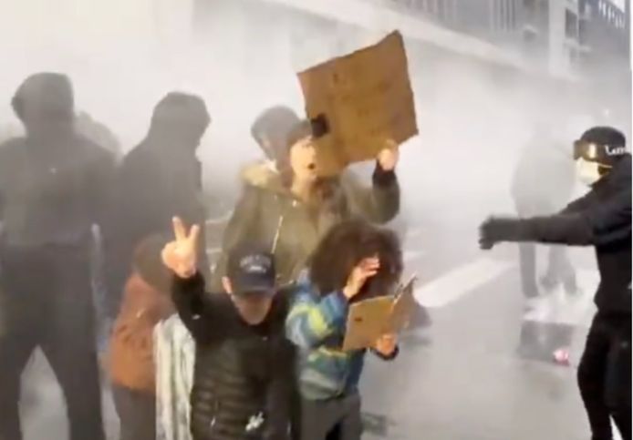 Op het einde van de betoging werden twee kinderen op de waterkanonnen afgestuurd