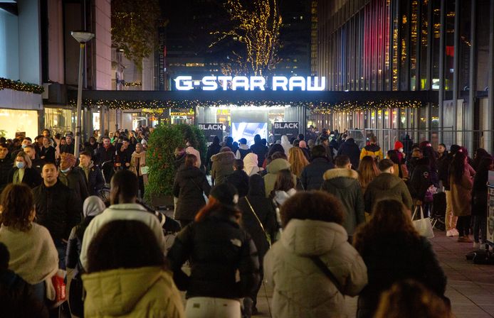 Vrijdagavond was het druk in het centrum van Rotterdam tijdens de koopavond op Black Friday.