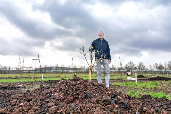 Johan Hagenaars op het perceel in Prinsenbeek dat hij met zijn partner Lisenka Schalk aan het omvormen is tot voedselbos.