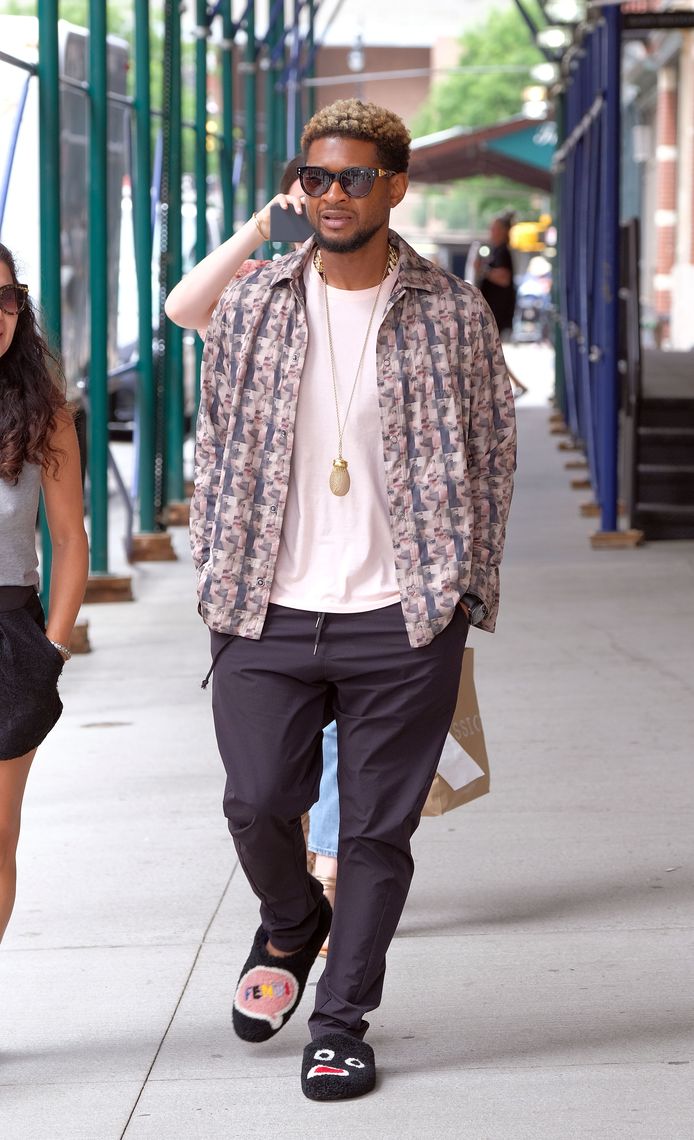 Usher op wandel in New York.