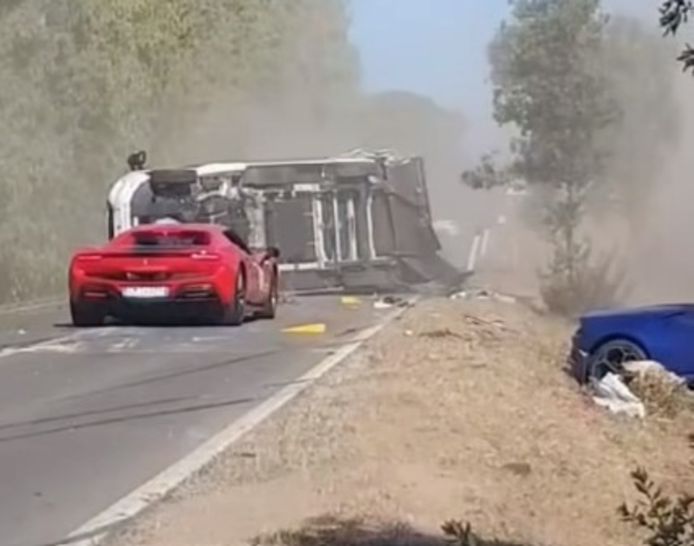 Door de botsing tussen een Ferrari en Lamborghini kantelde ook een campingcar.