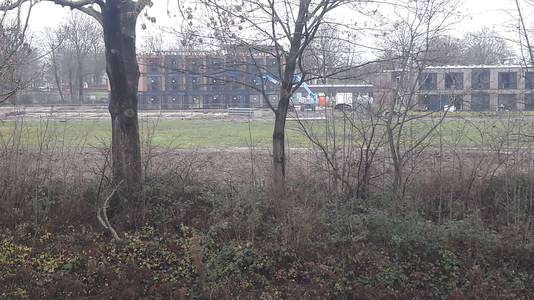 Op het laatste voetbalveld op het voormalige terrein van de RKJVV is plaats voor een camperdrive, met de op de achtergrond de tijdelijke woningen.