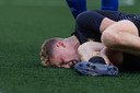 Staphorster Jasper Huizing ligt geblesseerd op de grond, maar kan even later weer doorspelen.
