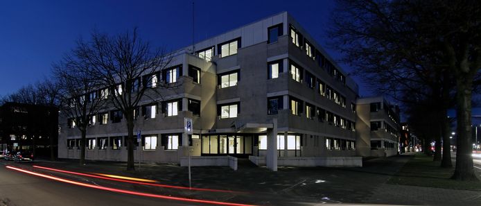 Het voormalige Belastingkantoor op de hoek Raadhuislaan en Lievekamplaan.