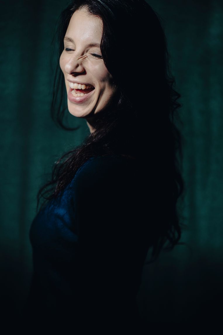 ‘Tegen de muur geplakt worden vind ik even prettig als heel langzaam genieten. Dat vind ik fijn aan ouder worden, weten dat de liefde eindeloos ontgonnen kan worden.’ Beeld © Stefaan Temmerman