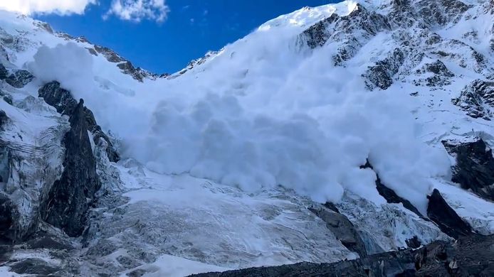 Des alpinistes ont filmé une avalanche avant de comprendre qu'elle file droit sur eux.