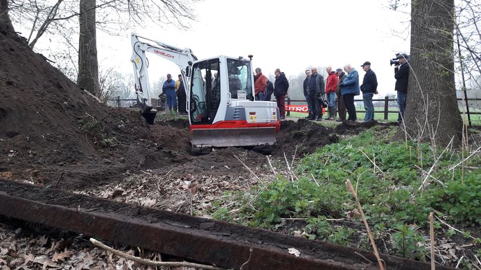 Bij de zoektocht komt veel oud ijzer naar boven.