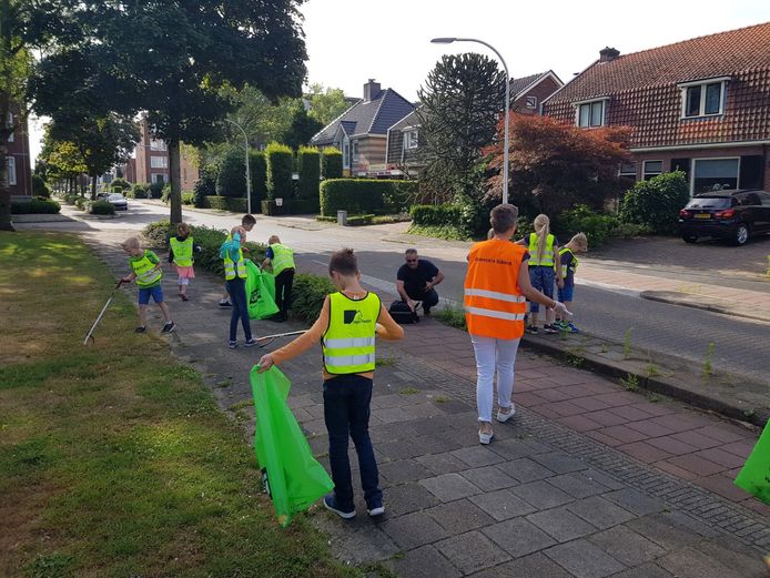 Leerlingen van De Triangel in Hengelo hielden samen met hun leraren een echte 'prikactie'.