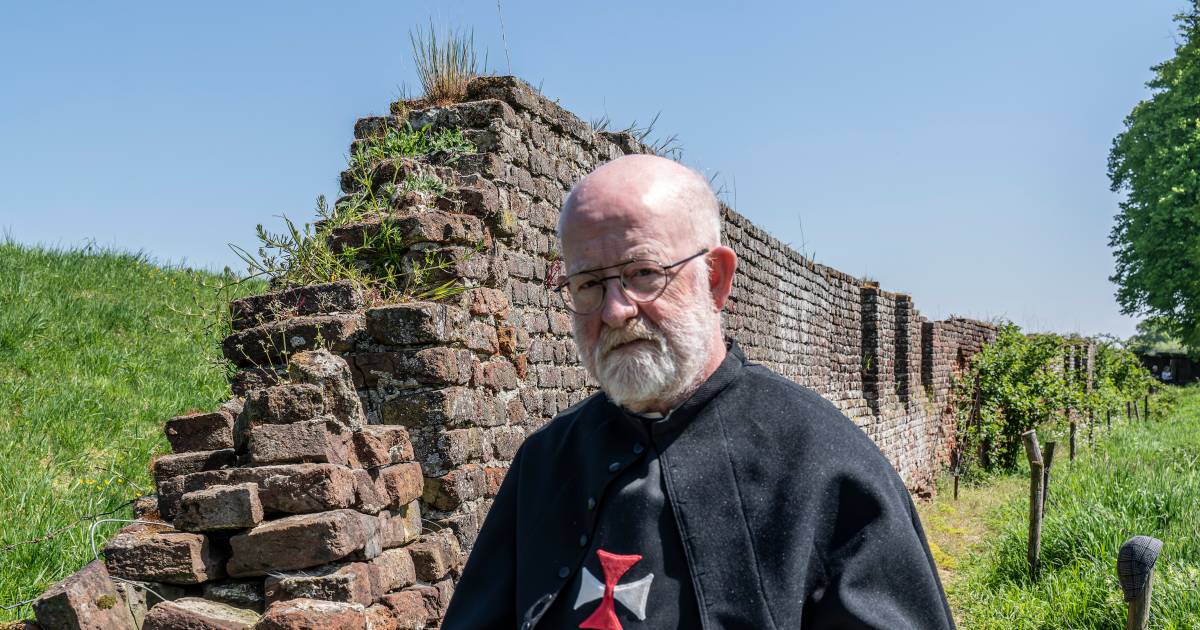 De oudste kloostermuur van Nederland staat in Sint Agatha, en hij staat op instorten
