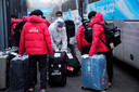 Alle wordt gecontroleerd in Peking. Ook de koffers, zoals die van de Japanse ploeg, moeten eraan geloven.