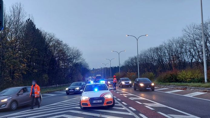 Federale wegpolitie staakt aan oprit E34 Turnhout-West richting Nederland.
