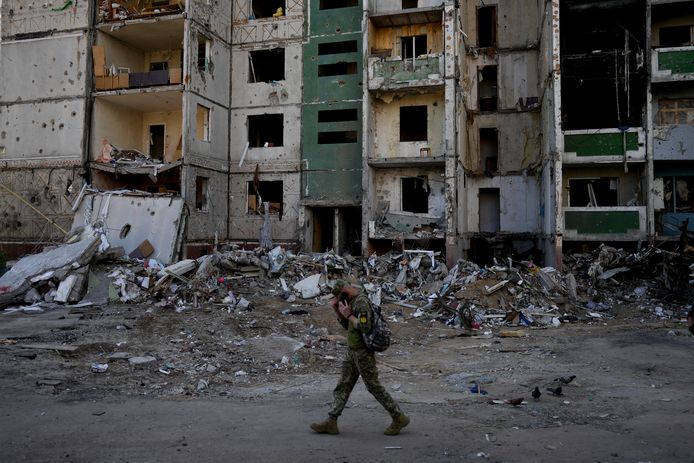 19 juni 2022: Een soldaat wandelt voorbij een gebouw in Tsjernihiv dat volledig verwoest werd door raketaanvallen.