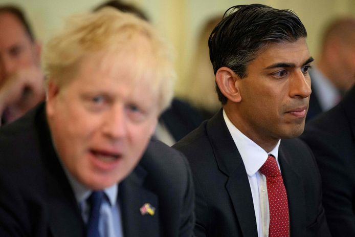 Le ministre des Finances Rishi Sunak (à droite) à côté de Boris Johnson.