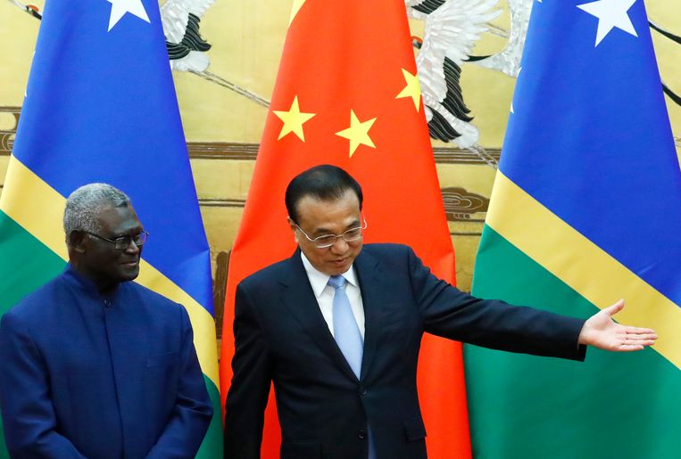 Premier van de Salomonseilanden Manasseh Sogavare en de Chinese premier Li Keqiang in 2019. Beeld AP