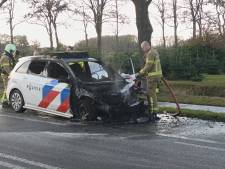Grote schrik voor politieagenten in Vorden: auto brandt volledig uit