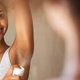 Is het echt zo dat deodorant beter werkt als je het ’s avonds aanbrengt?