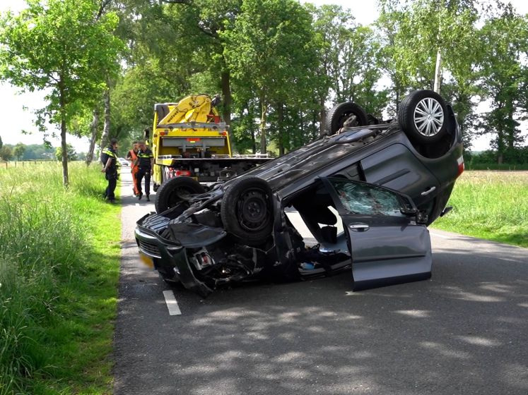 Auto slaat over de kop bij Luttenberg, bestuurder gewond