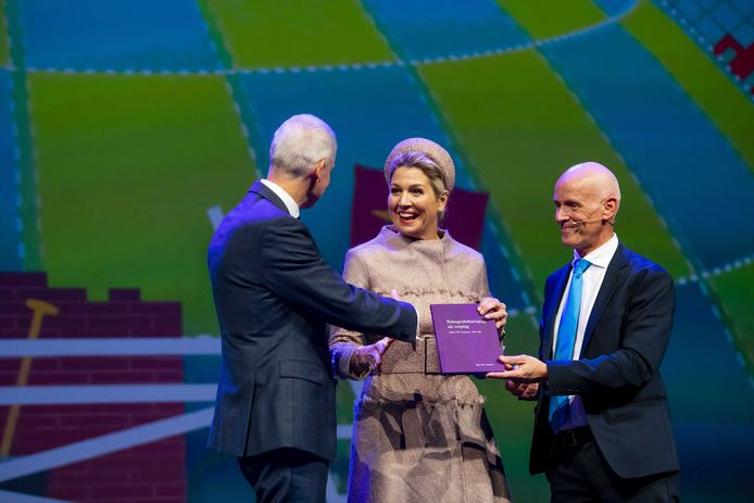 Koningin Máxima neemt het jubileumboek ‘Belangenbehartiging als roeping’ in ontvangst uit handen van Piet Fortuin en Johan Slok tijdens het jubileumcongres van CNV Vakmensen.