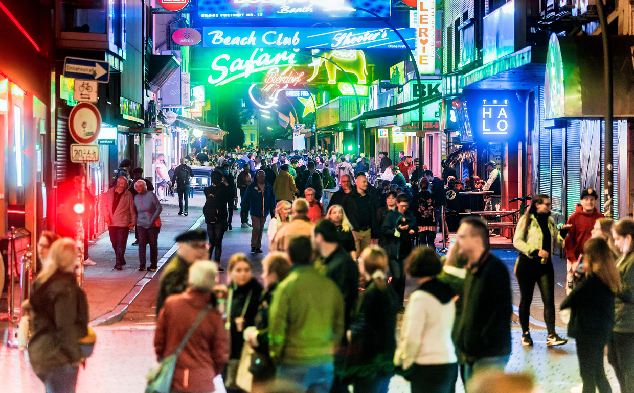 Een vrijdagavond op een zijstraat van de Reeperbahn, in de populairste rosse buurt van Hamburg. Naast bordelen zijn er bijvoorbeeld ook bars en restaurants. Beeld ANP/dpa Picture-Alliance