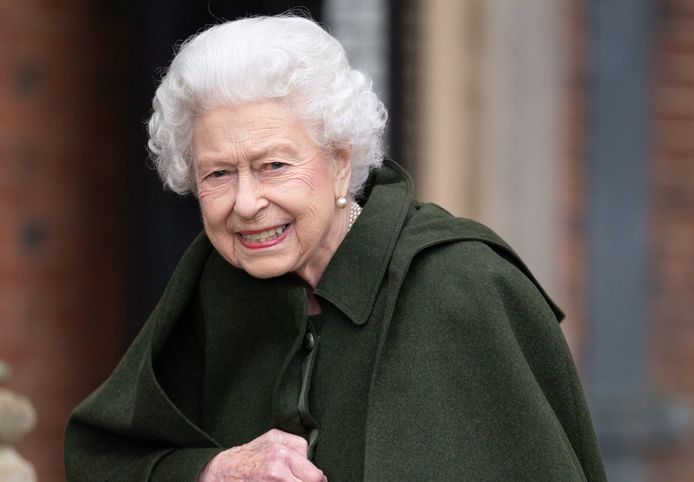 De Queen is weer aan het werk gegaan, na de coronabesmetting van haar zoon. Het is nog steeds onduidelijk of ook de Queen besmet raakte met het virus.