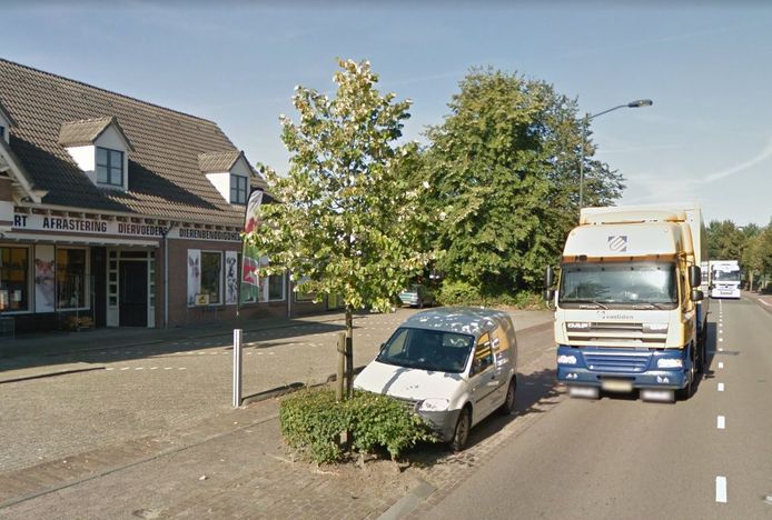 Vrachtverkeer wurmt zich op de N639 door de kom van Chaam.