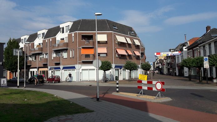 De achttien nieuwe appartementen en de ontmoetingsruimte voor ouderen komen op de begane grond van dit complex op de hoek Gasthuisstraat-Misterstraat.