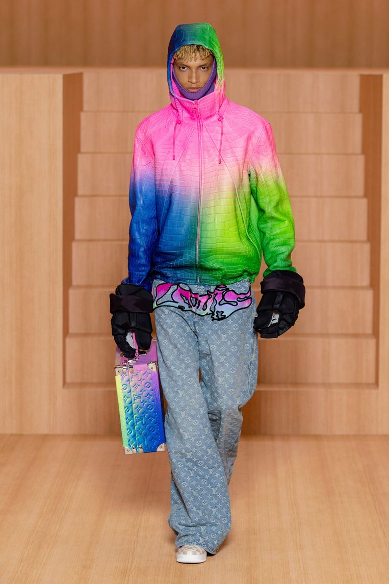 Een regen(boog)jas van Louis Vuitton. Beeld 