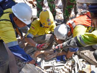 Reddingwerkers halen twee dagen na aardbeving Lombok overlevenden van onder het puin