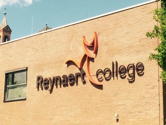 Het Reynaertcollege in Hulst gaat zeker tot 25 januari helemaal dicht vanwege het hoge aantal coronabesmettingen op de school.