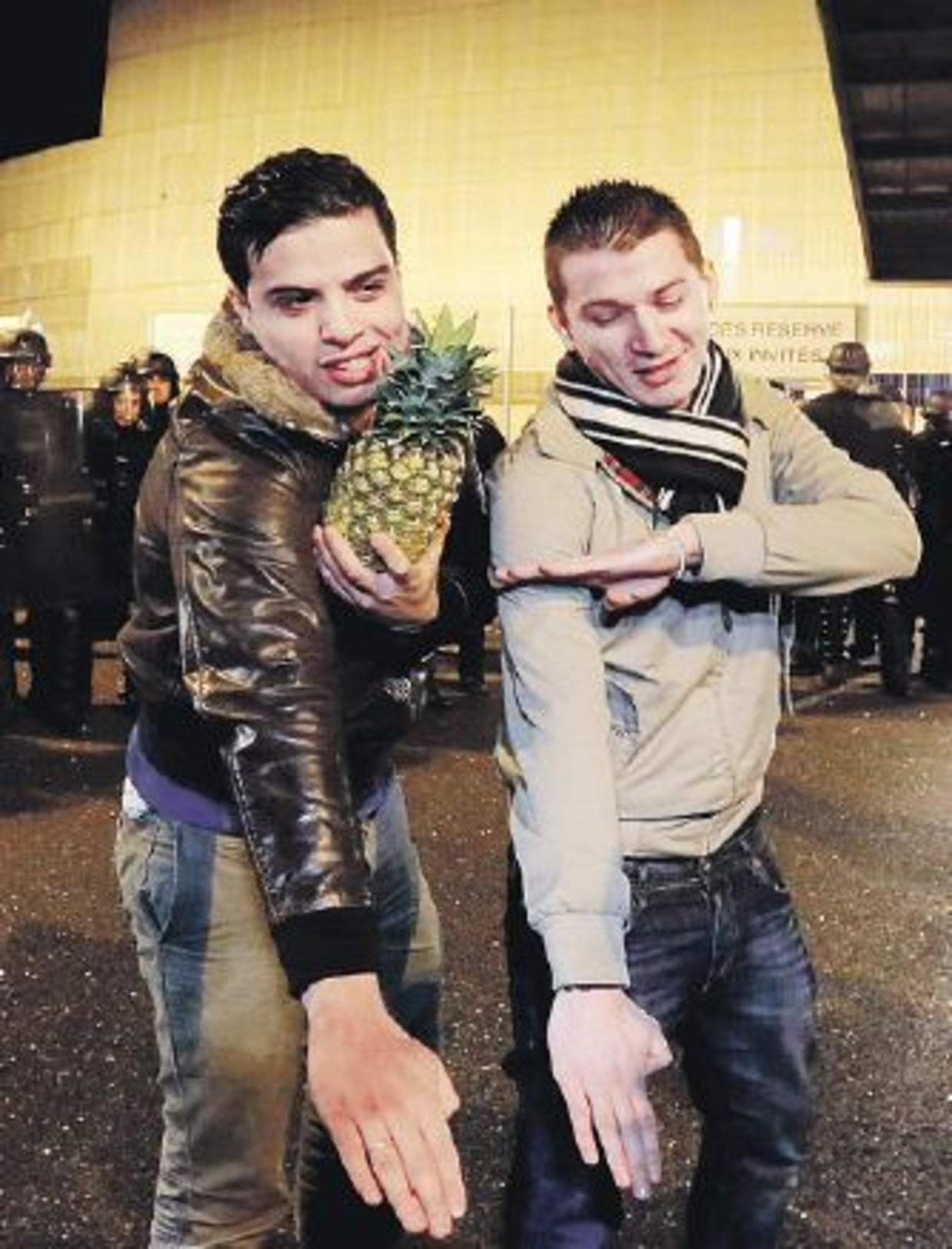 Antisemitisme: fans van M'bala maken 'quenelle', 'Shoah nanas' in de hand Beeld reuters