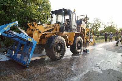 Landbouwmachine vliegt in brand in Wijk en Aalburg