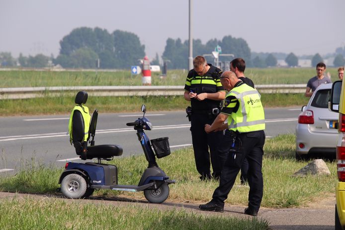 Bij een aanrijding in Hansweert is maandag de bestuurder van een scootmobiel zwaargewond geraakt.