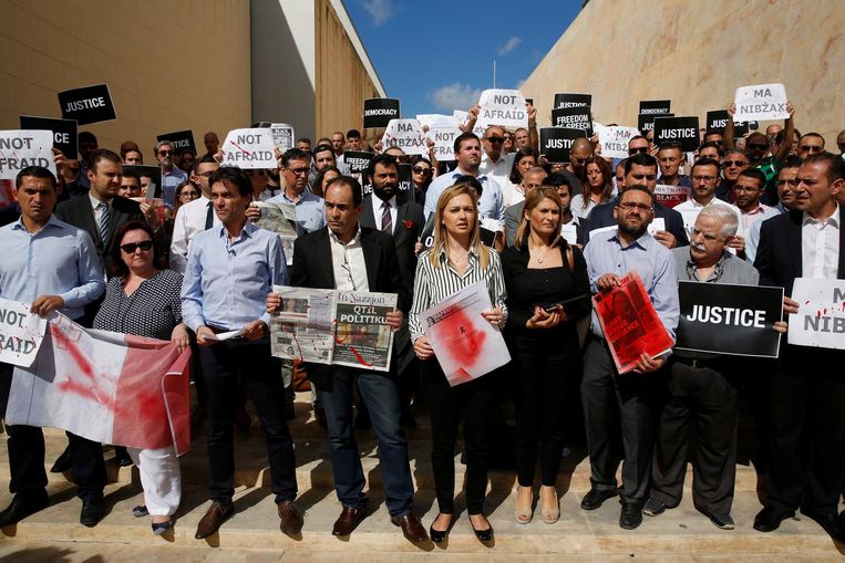 Maltese journalisten demonstreren bij het parlementsgebouw in Valletta naar aanleiding van de aanslag afgelopen maandag op hun collega Daphne Caruana Galizia. Beeld reuters