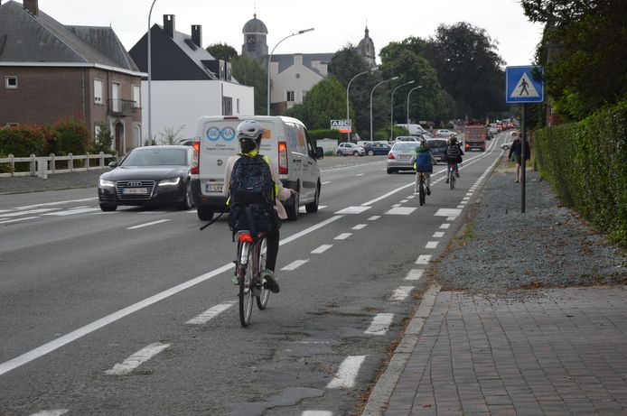 Het fietspad van de Halsesteenweg in Ninove (Meerbeke).