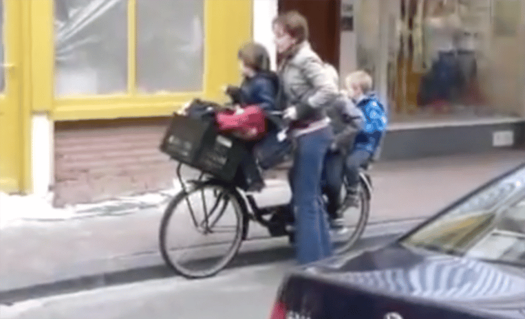 hardware Met pensioen gaan Lunch Filmpje moeder met 3 kinderen op 1 fiets is een hit op internet