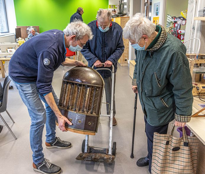 Repair Café in centrum Zwolle ‘Die kachel gaat niet bij de straat, hij is deel van ons leven
