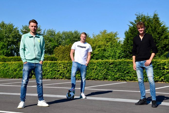 De oprichters van de Voetbal Academy Nissewaard: Robbert de Vos, Tom den Boer en Sven Mijnans