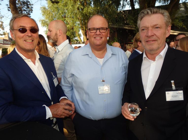 Edwin van den Heijkant (m, chef-kok Hilton Schiphol) met Ton Bisterbosch (l, Imbosch Invest) en Jan Weegink (Stonebranch), beiden algemeen erkend Haringpartytijgers. Beeld Hans van der Beek
