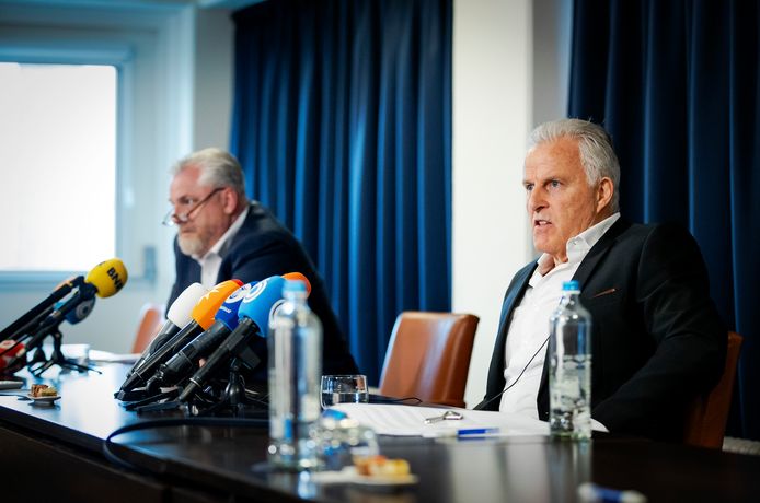 Strafrechtadvocaat Peter Schouten en misdaadverslaggever Peter R. de Vries bij een persconferentie in juni 2020 over het Marengo proces.