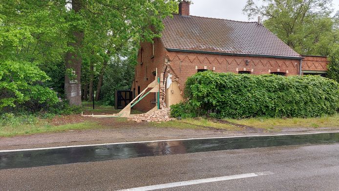 De woning moest gestut worden door de brandweer.