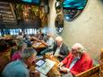Deelnemers aan de Osse cafe bridge drive in bistro Gossimijne