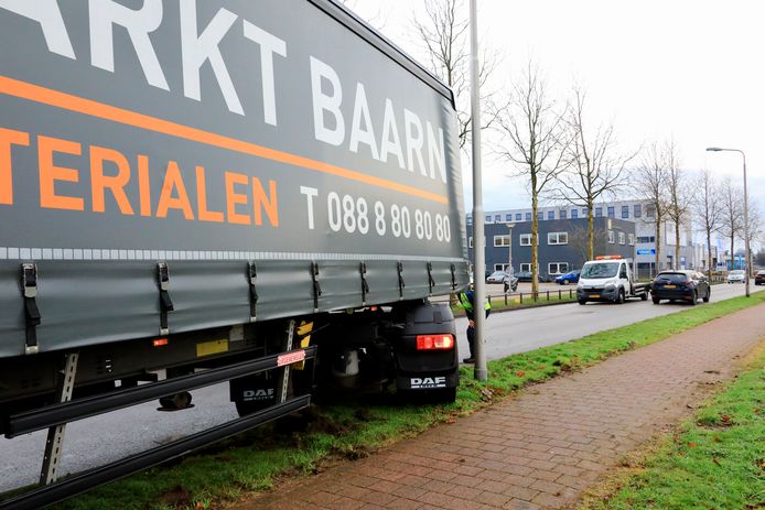 De vrachtwagen kon zijn weg vervolgen nadat de oplegger weer aan het voertuig was bevestigd.