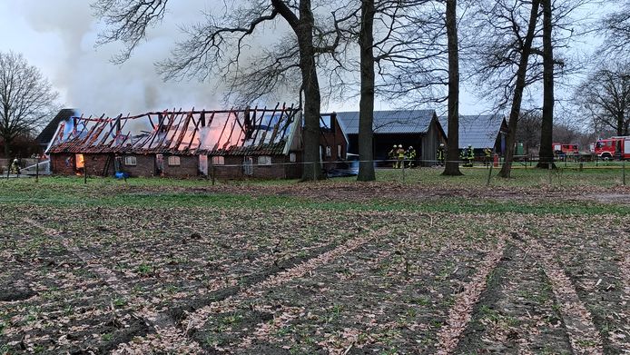 kapsel Cirkel Assert Verdwaalde vuurpijl zorgt voor grote schuurbrand in Rekken | 112 nieuws  Achterhoek | tubantia.nl