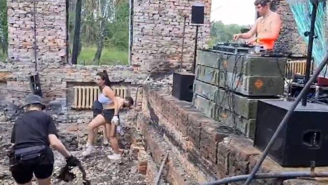 Oekraïense jongeren ruimen puin van gebombardeerde woningen tijdens ‘opruim-rave’ 